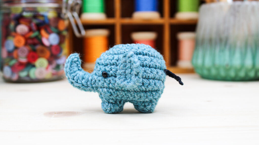 Frau Line Freebie Häkeln Amigurumi Elefant