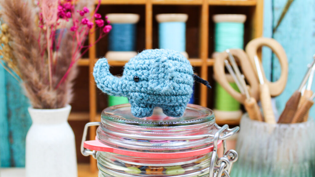 Frau Line Häkelnaleitung Mini Amigurumi Elefant